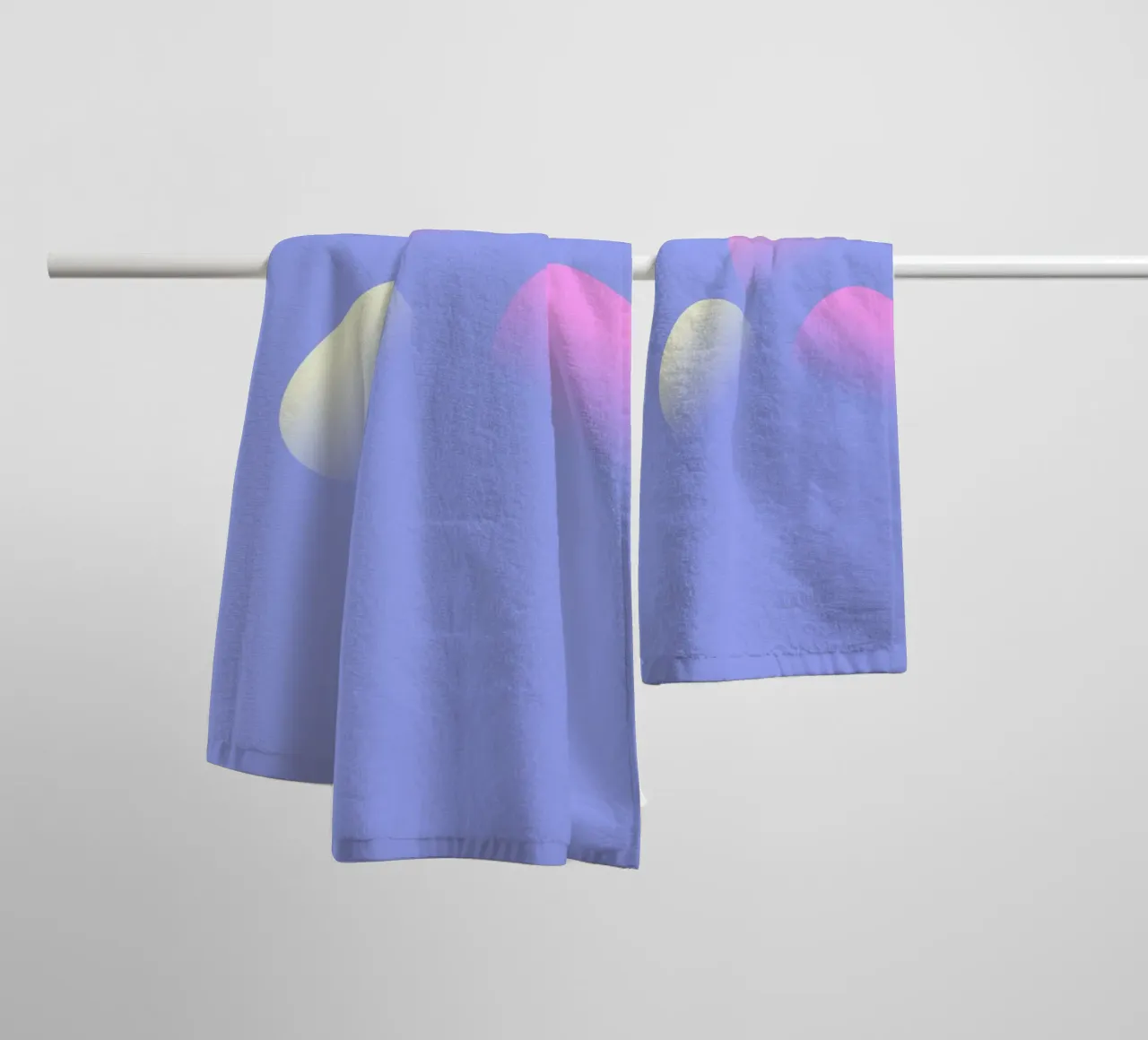 Gemälde von drei Planeten vor lila Hintergrund Handtuch von Something for you