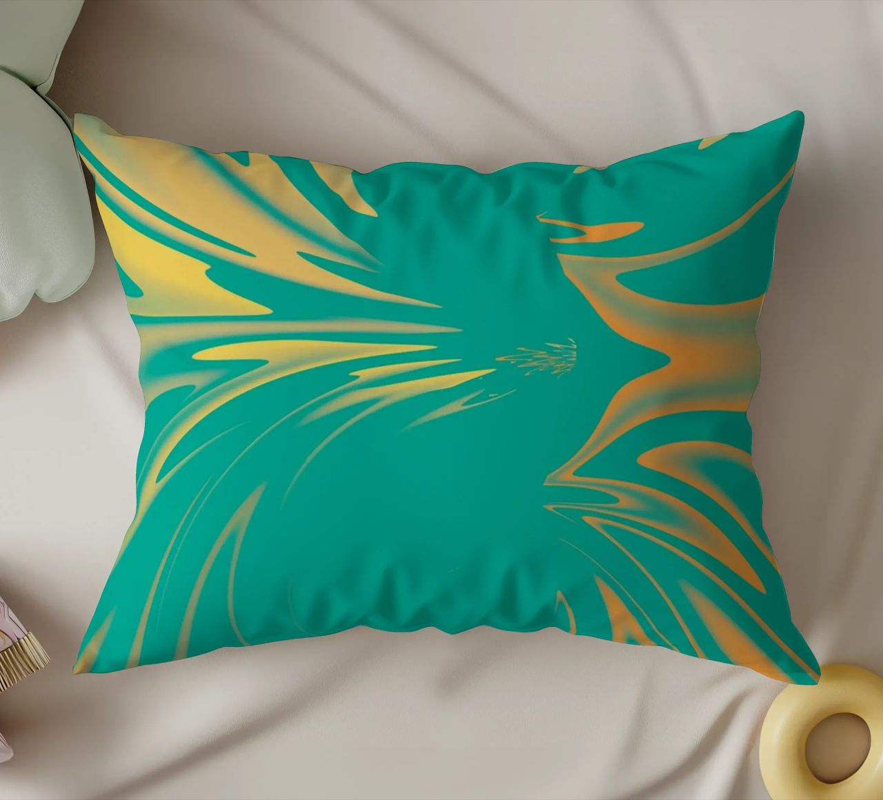Motivo dinamico astratto a vortice in verde, giallo e arancione cuscino da Something for you