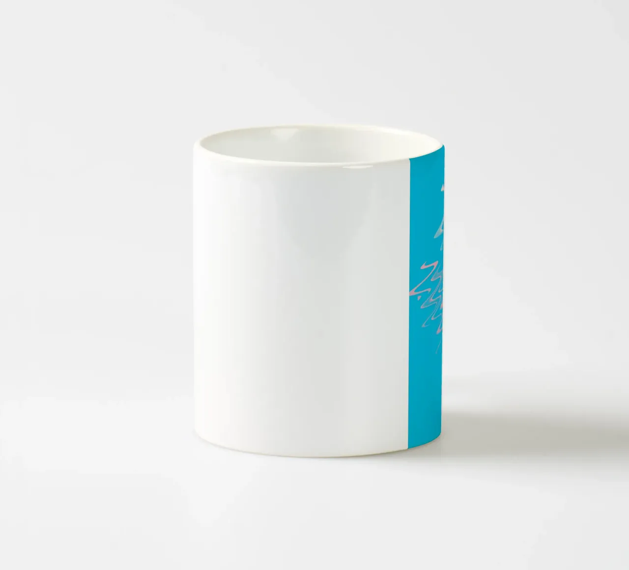 Abstract dynamisch zigzagpatroon in blauw, wit, roze keramische mok van Something for you