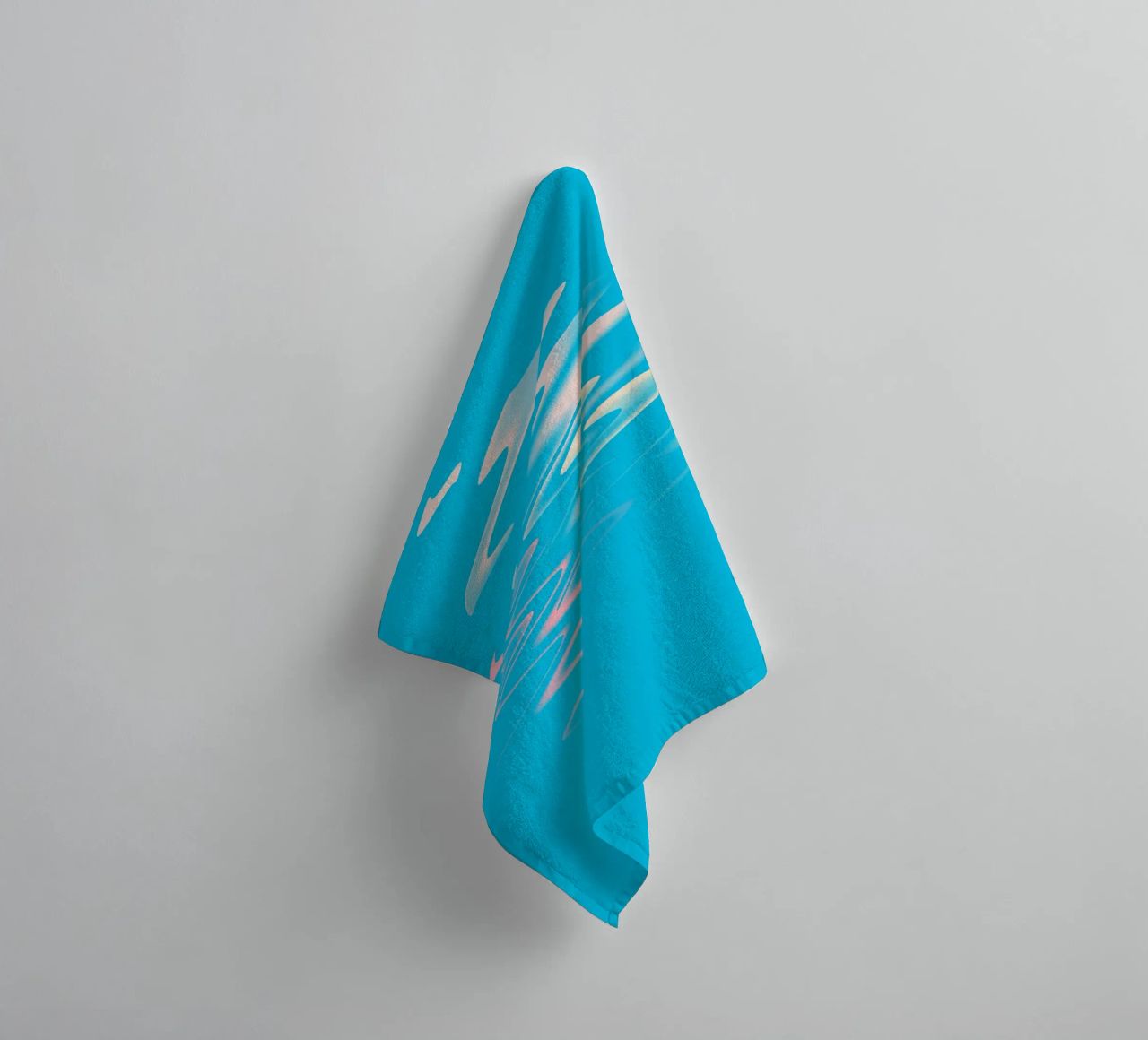 Abstract dynamisch zigzagpatroon in blauw, wit, roze badhanddoek van Something for you