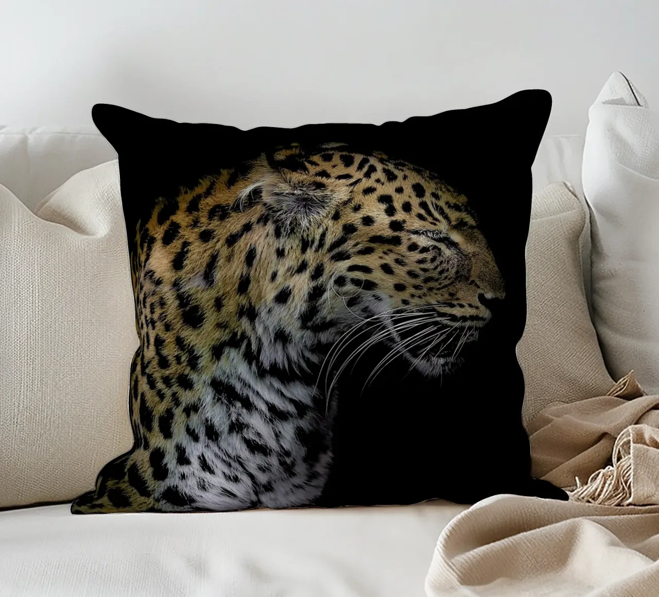 Leopard Profile by Lothare Dambreville cuscino da EyeEm Mobile GmbH
