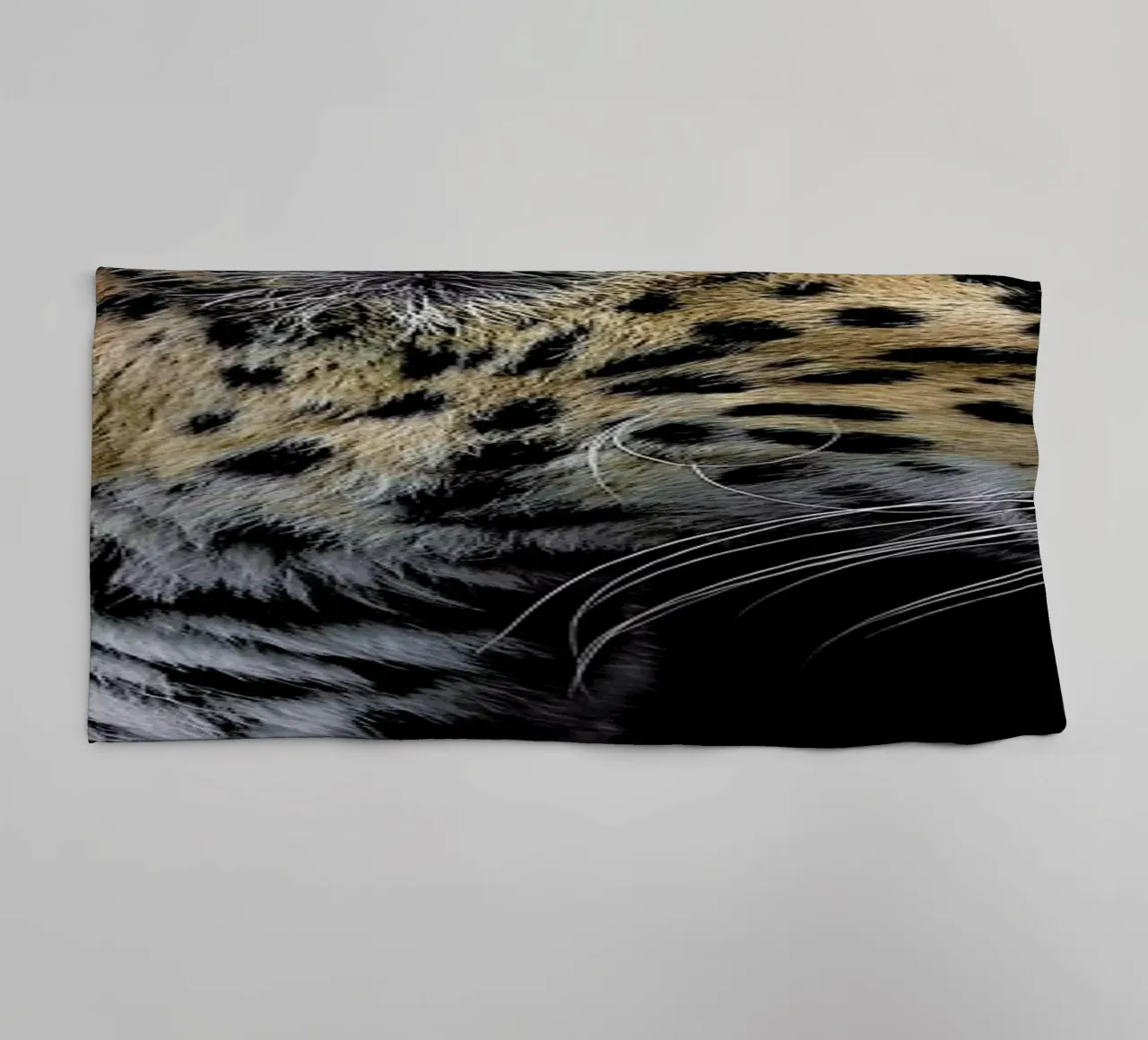 Leopard Profile by Lothare Dambreville asciugamano da bagno da EyeEm Mobile GmbH