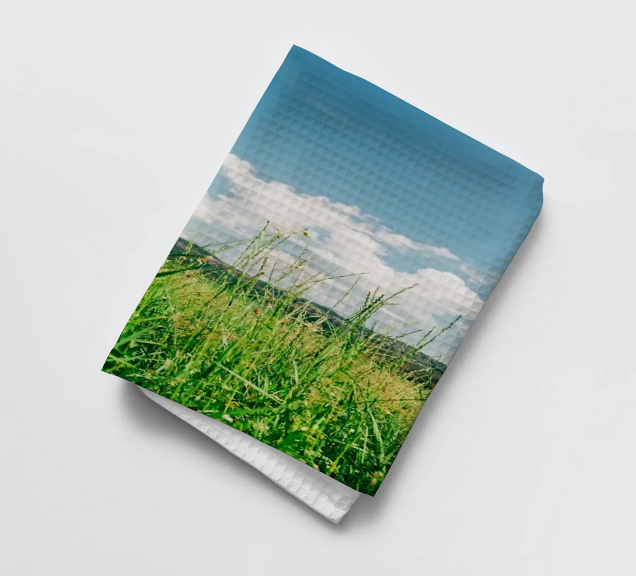 Herbe verte juteuse dans un paysage d'été - Photographie de la nature torchon de Bold and Retro