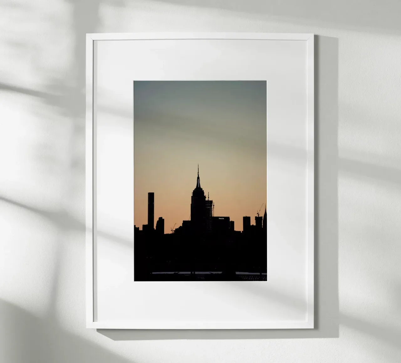 Empire State Silhouette poster con telaio in legno da Cordula Schaefer
