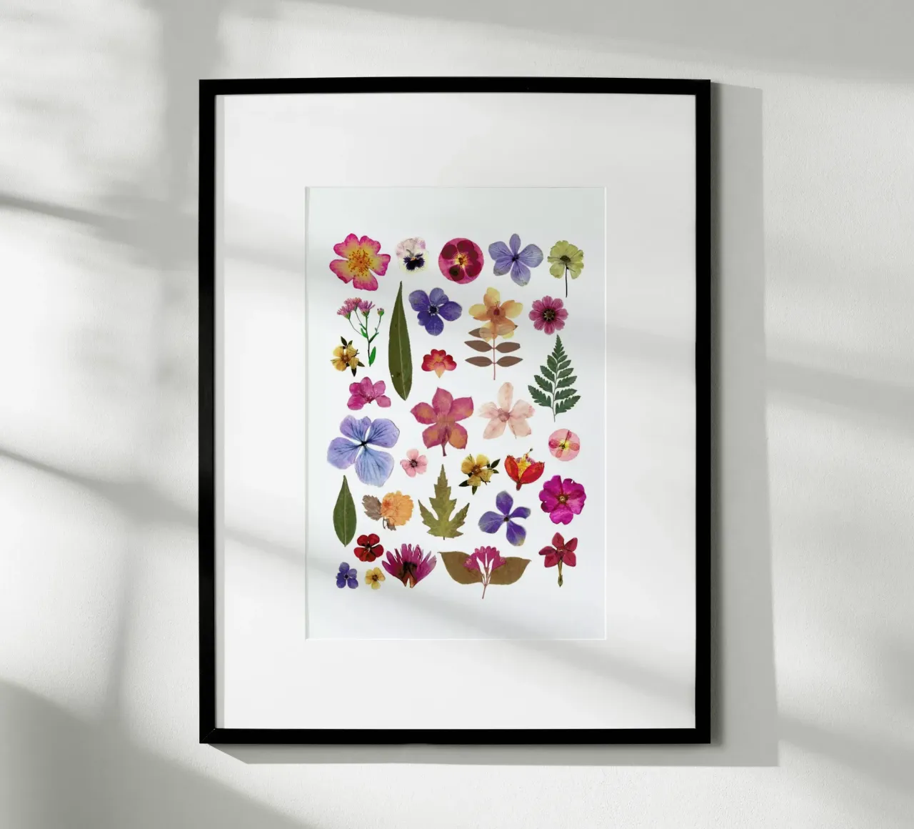 Pressed Flowers 01 poster con telaio in alluminio da Miles of Light