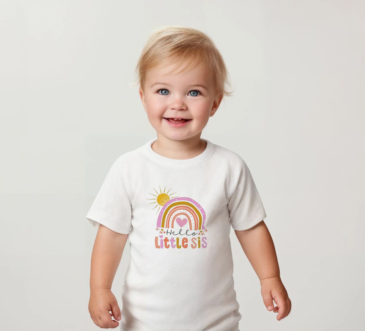 Ciao sorellina. Arcobaleno, sole e cuore maglietta neonato da CalliLetters