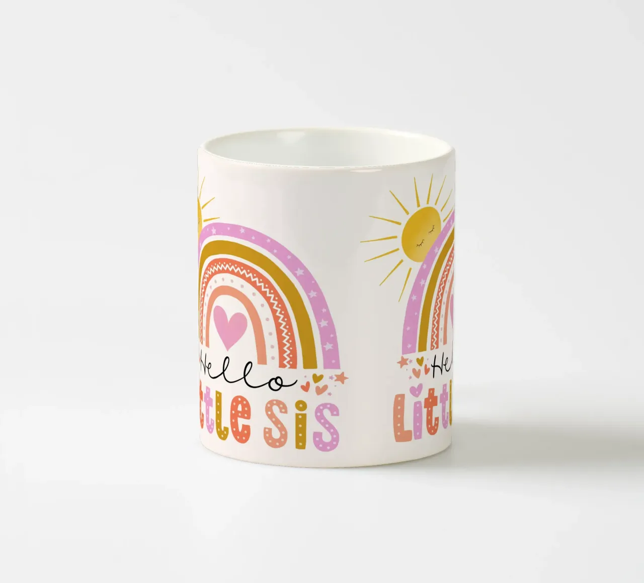Ciao sorellina. Arcobaleno, sole e cuore tazza in ceramica da CalliLetters