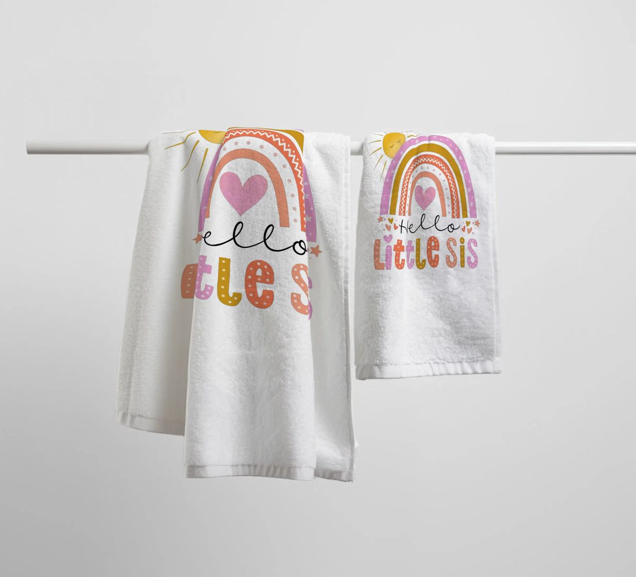 Ciao sorellina. Arcobaleno, sole e cuore asciugamano da bagno da CalliLetters