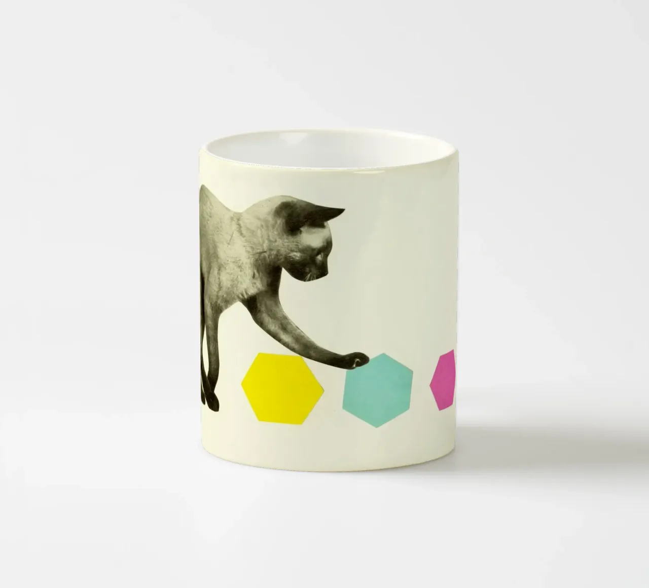 Gatto tazza in ceramica da Cassia Beck Collage