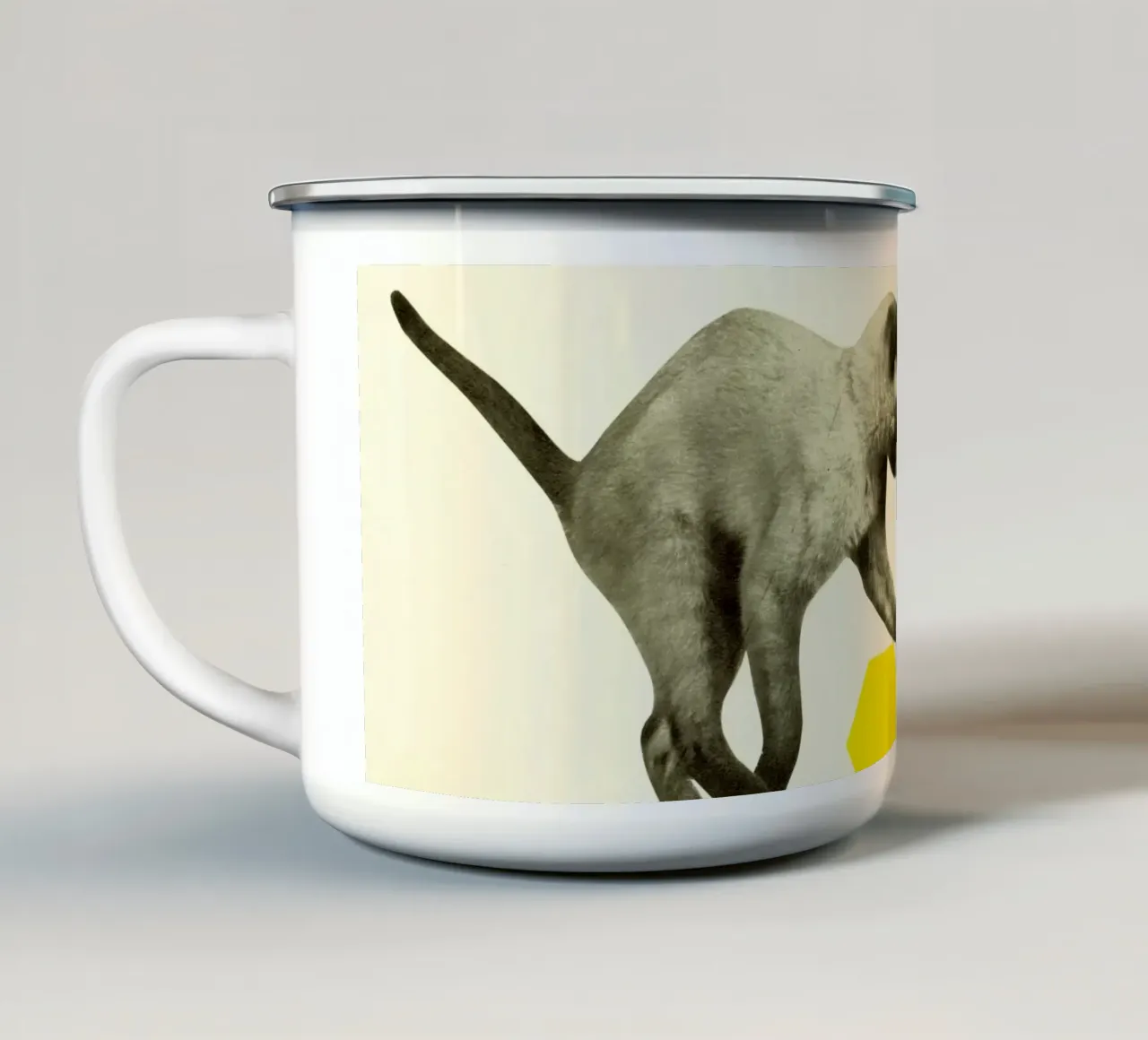 Gatto tazza in smalto da Cassia Beck Collage