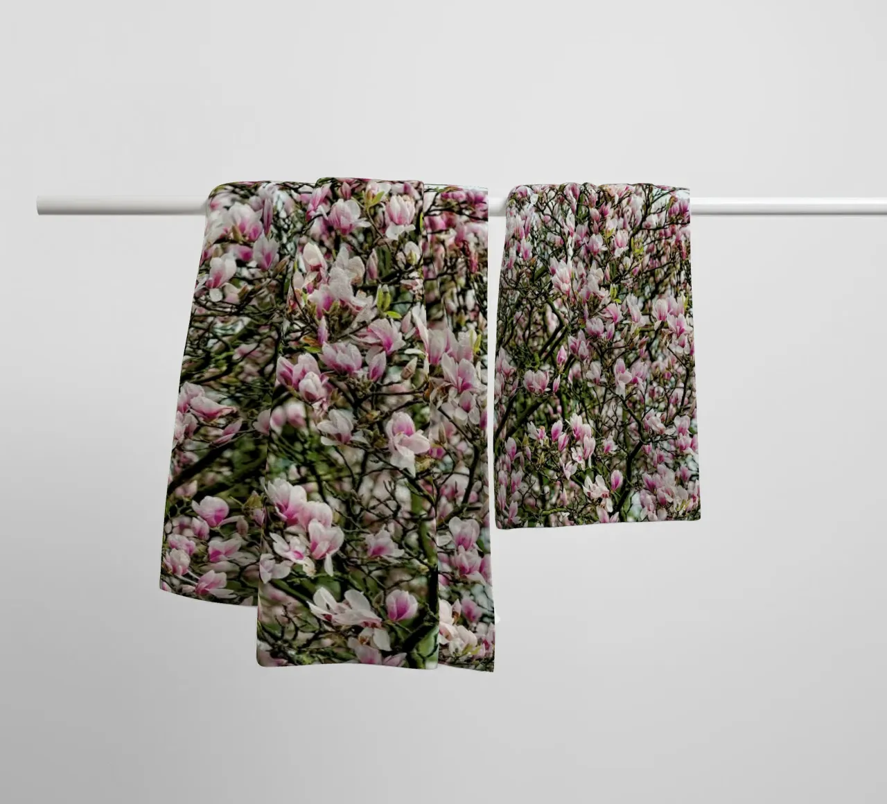 Magnolia Tree Pink asciugamano da bagno da Curious Collections by Marielle Leenders