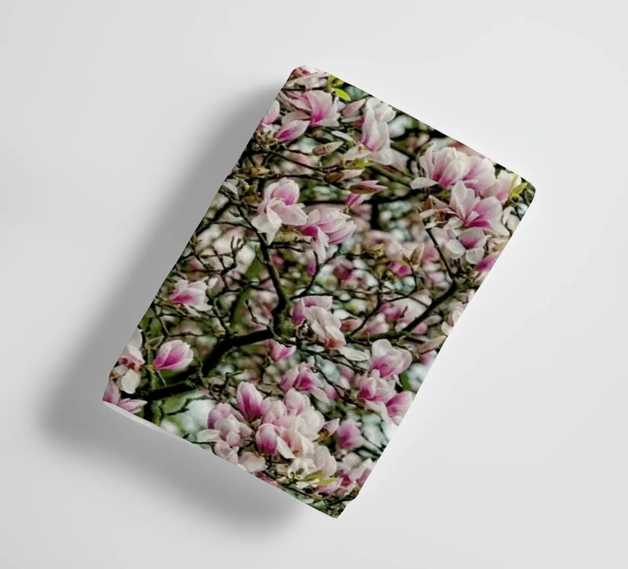 Magnolia Tree Pink asciugamano da bagno da Curious Collections by Marielle Leenders