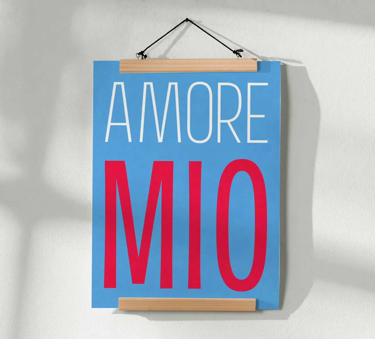 Amore Mio, blu pop estivo poster con telaio in legno da Carinaprint