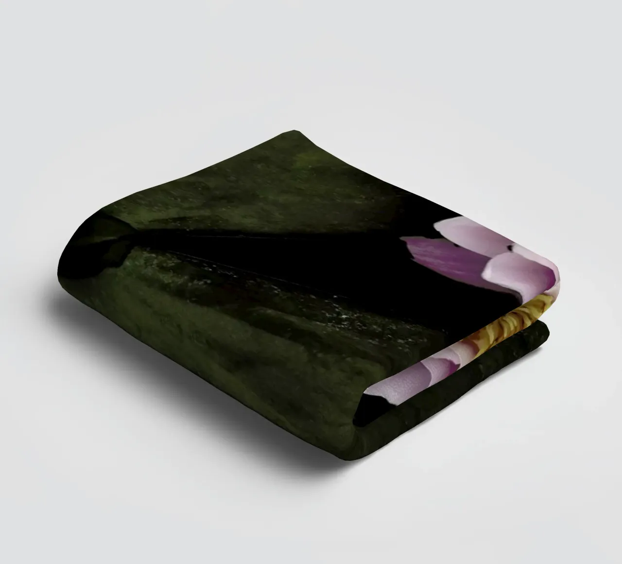 Floating on the Lake asciugamano da bagno da Studio Nahili