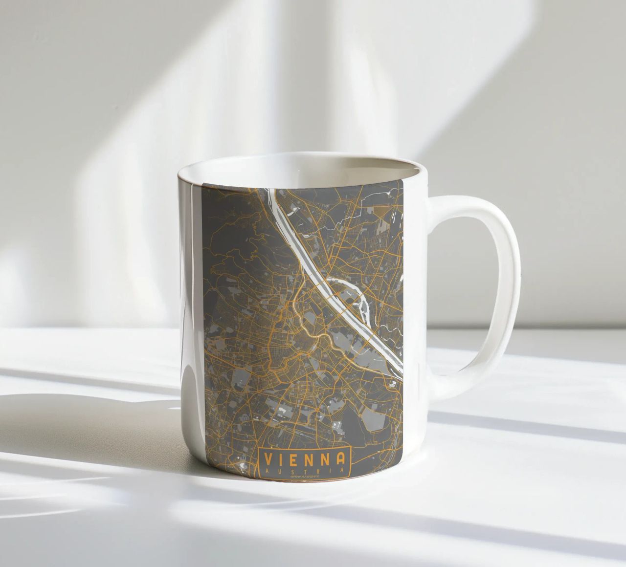 Stadtplan Wien Bauhaus Keramik Tasse von Karraker