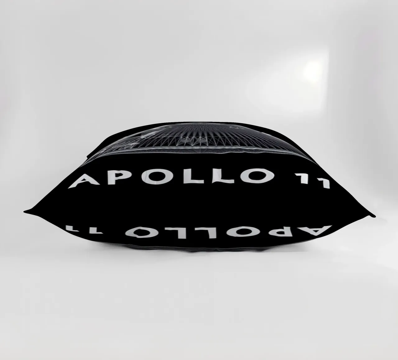 Apollo Midnight 1 cuscino da Marc Schulthess