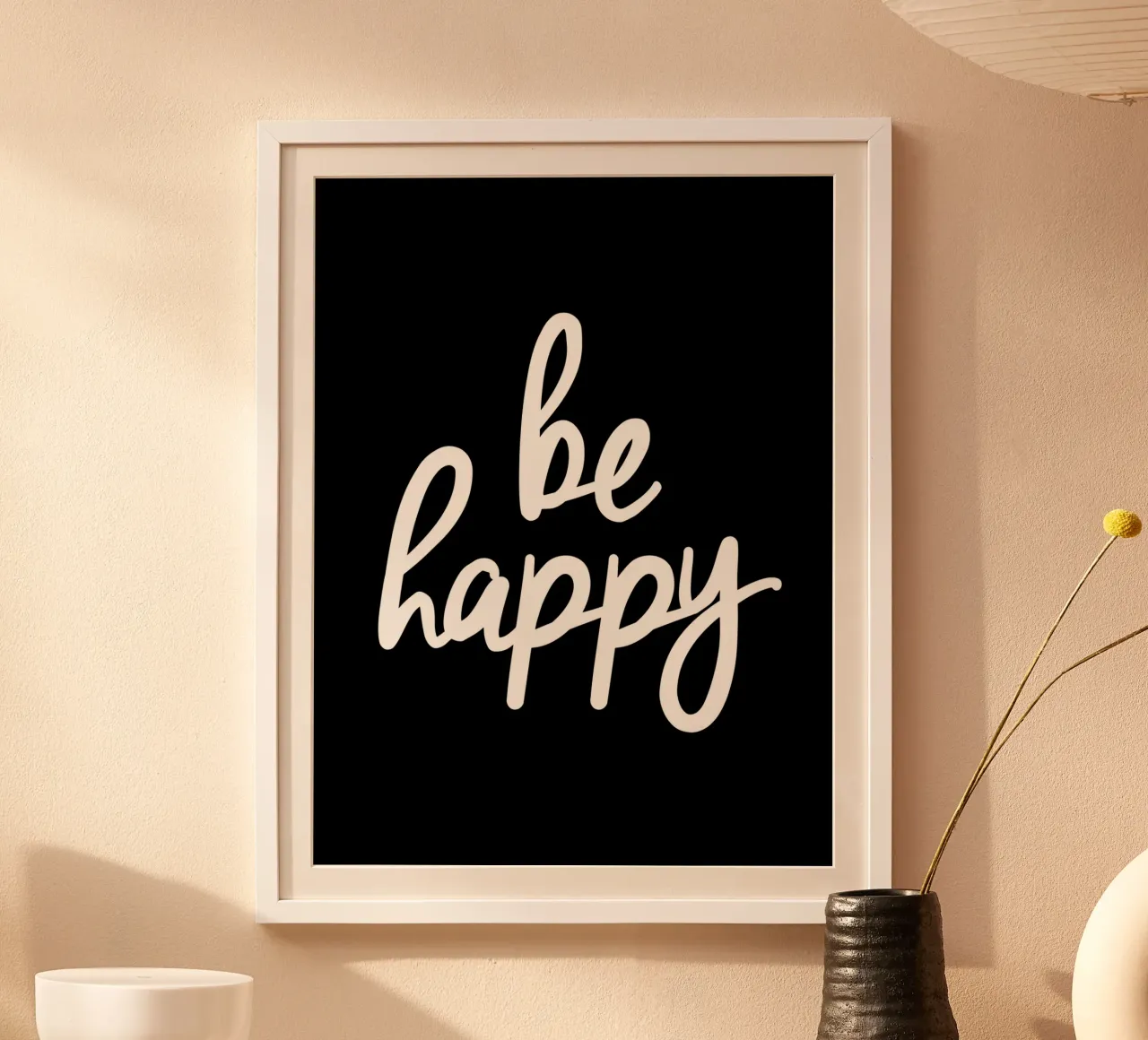 Be Happy Minimalistisch typografieontwerp in zwart en wit poster van THE MOTIVATED TYPE