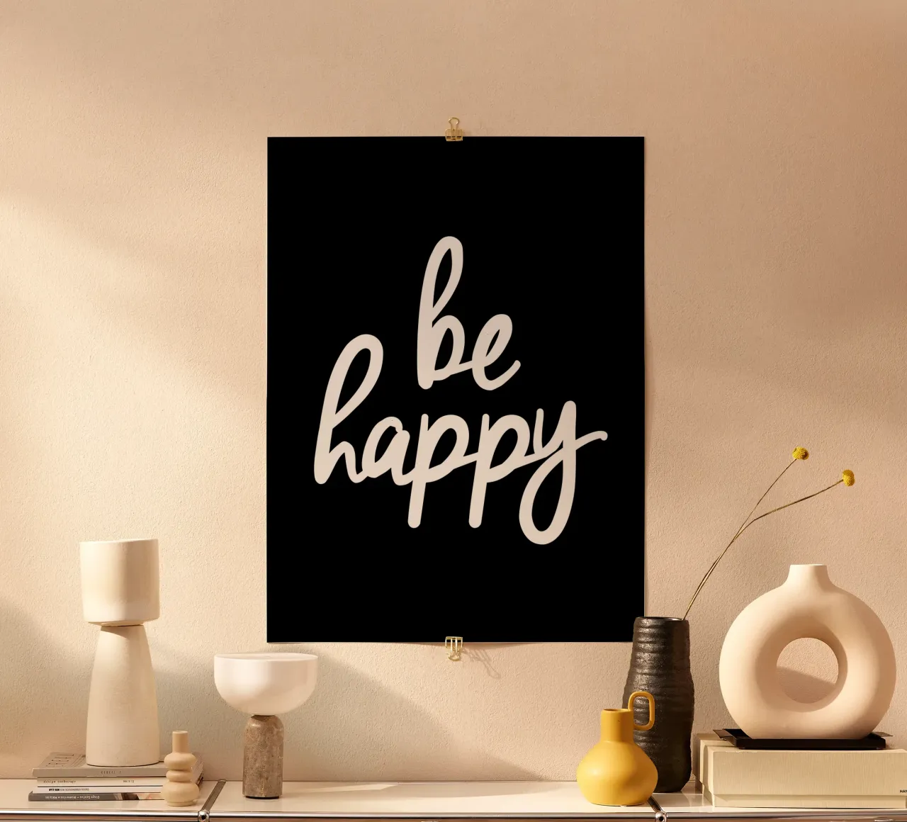 Be Happy Minimalistisch typografieontwerp in zwart en wit poster van THE MOTIVATED TYPE