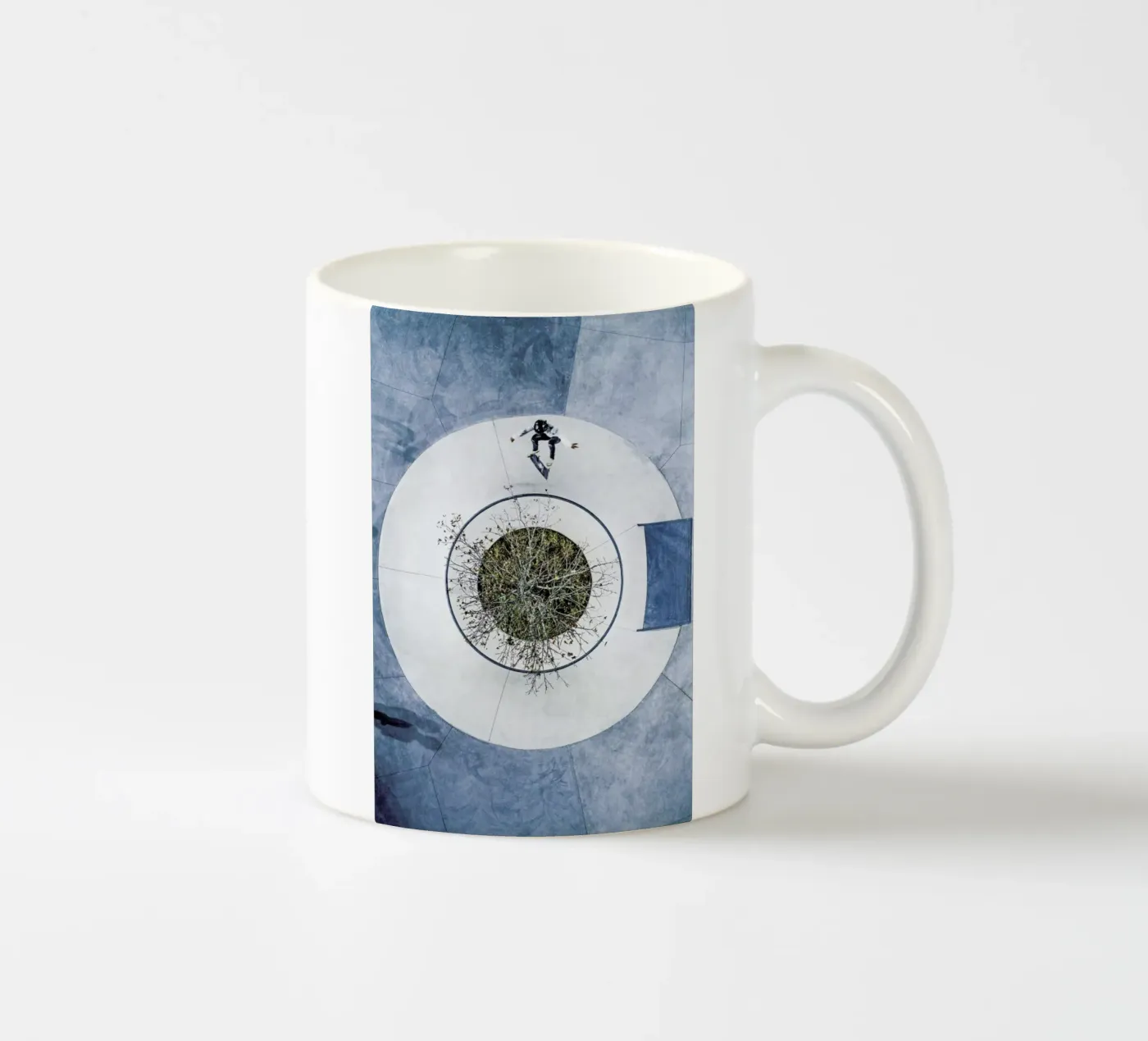 Gravity ceramic mug by ROBERTO H