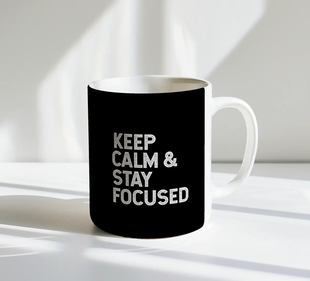 Keep calm and stay focused tazza in ceramica da happieeagle