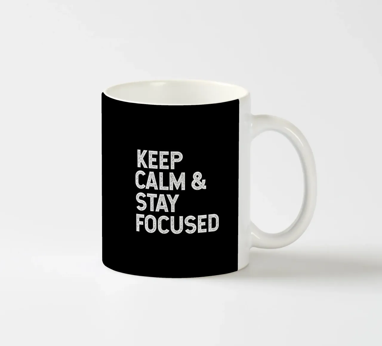 Keep calm and stay focused tazza in ceramica da happieeagle