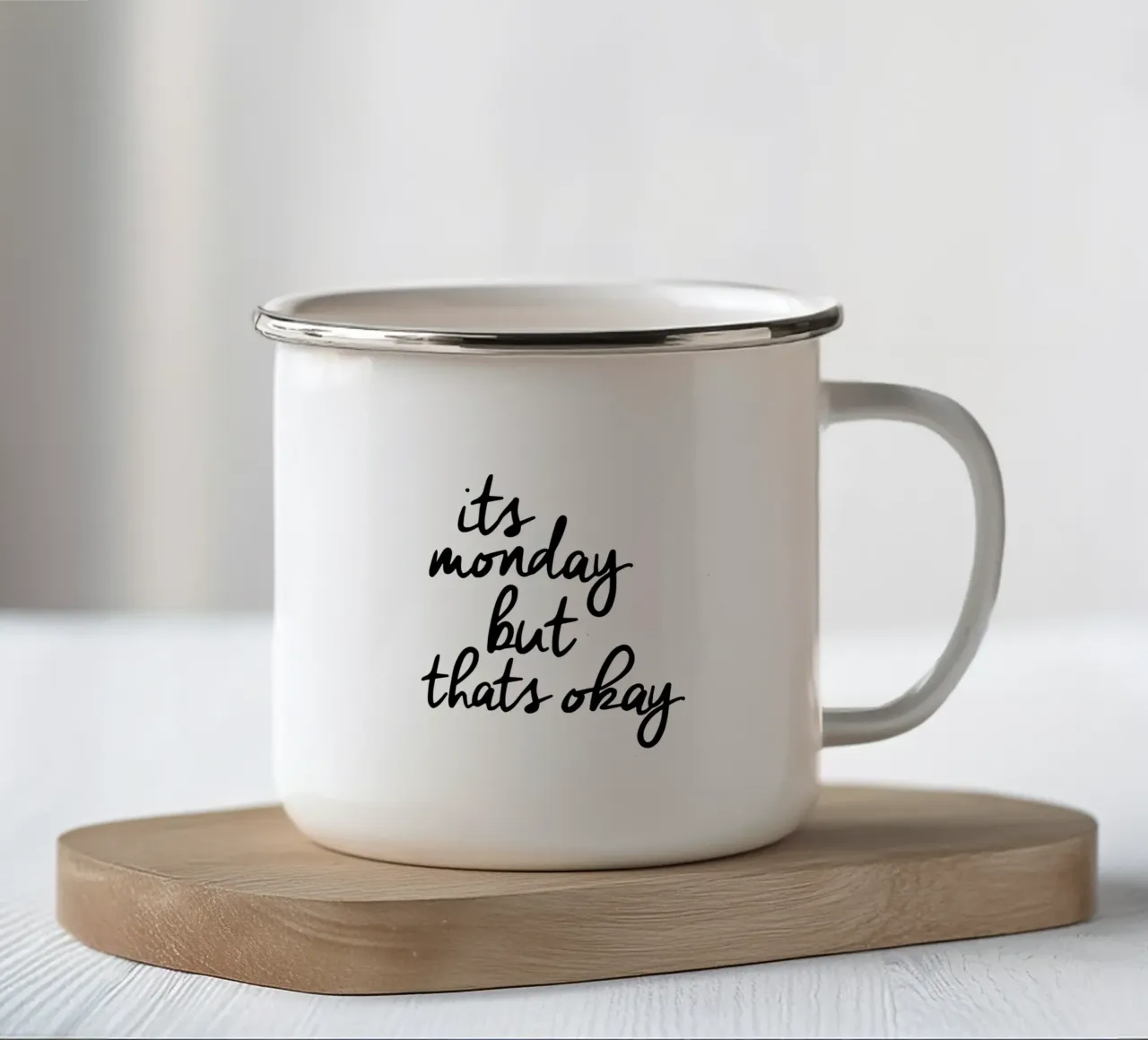 È lunedì ma va bene così Design tipografico monocromatico tazza in smalto da THE MOTIVATED TYPE