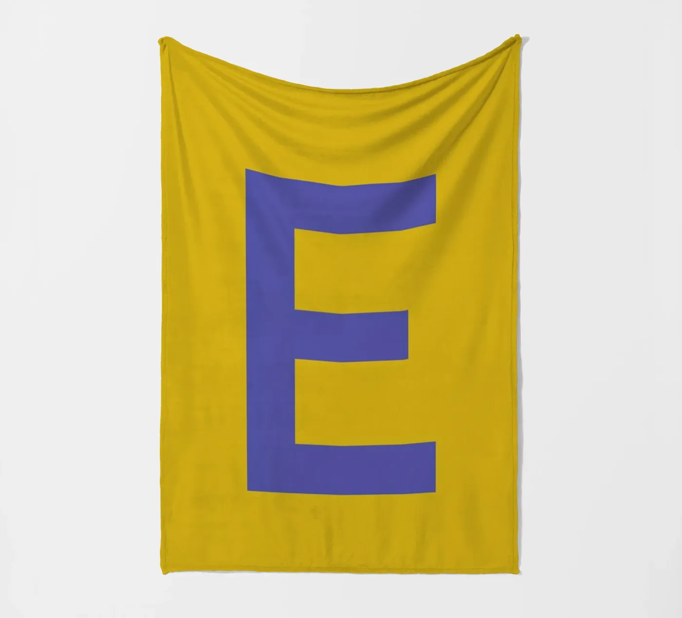 Yellow Letter E Fleecedecke von Studio One