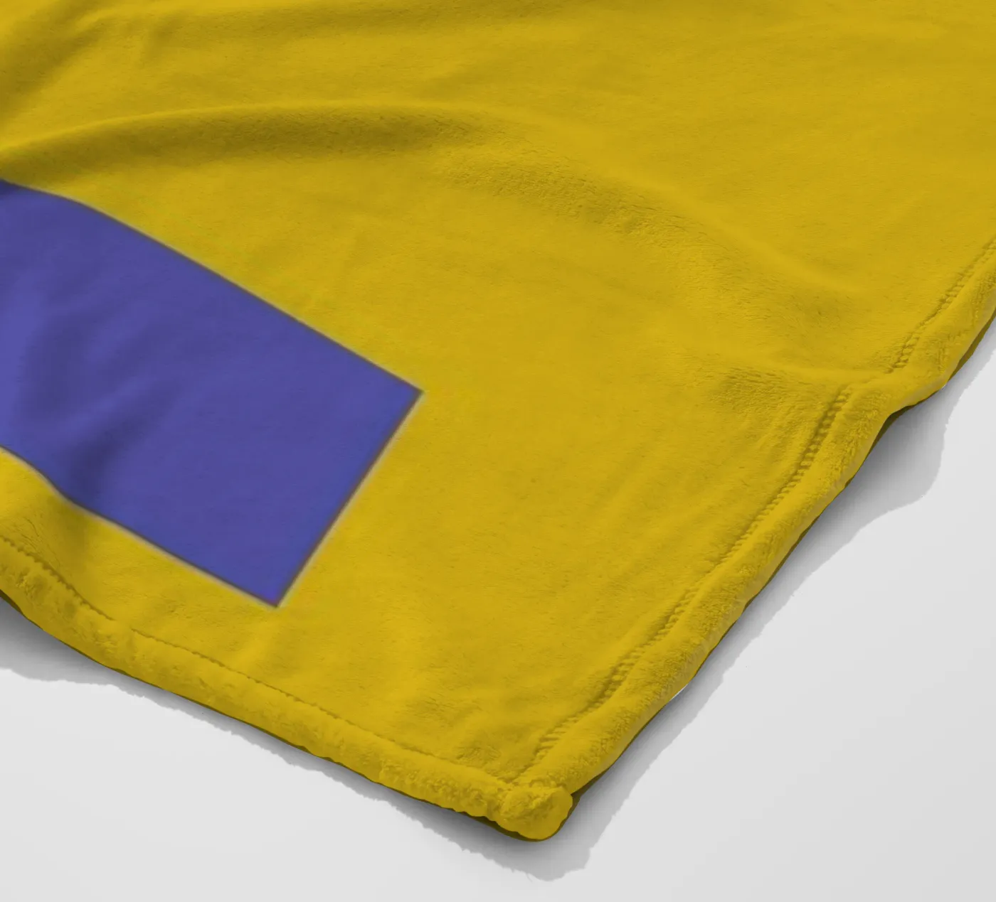 Yellow Letter E Fleecedecke von Studio One