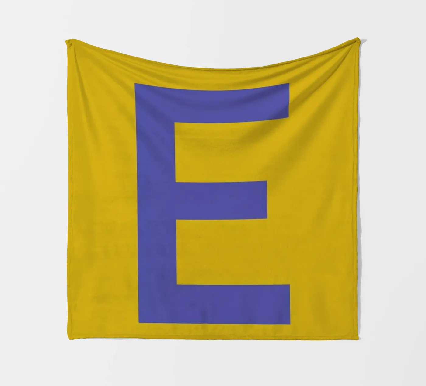 Yellow Letter E Fleecedecke von Studio One