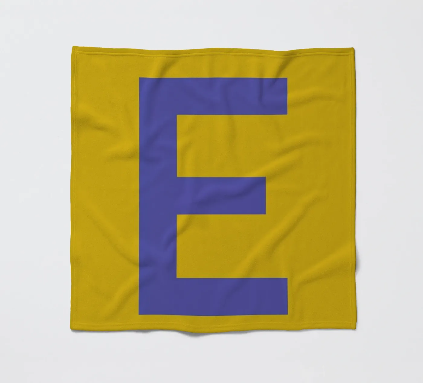 Yellow Letter E Fleecedecke von Studio One