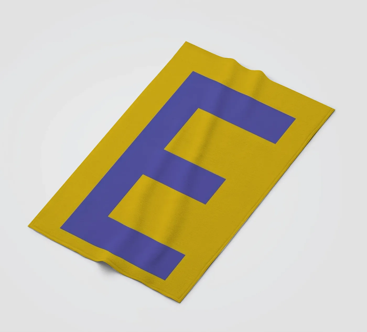 Yellow Letter E Fleecedecke von Studio One