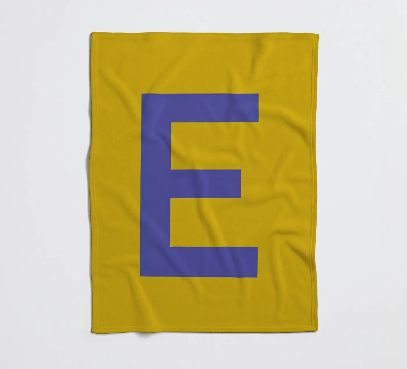 Yellow Letter E Fleecedecke von Studio One