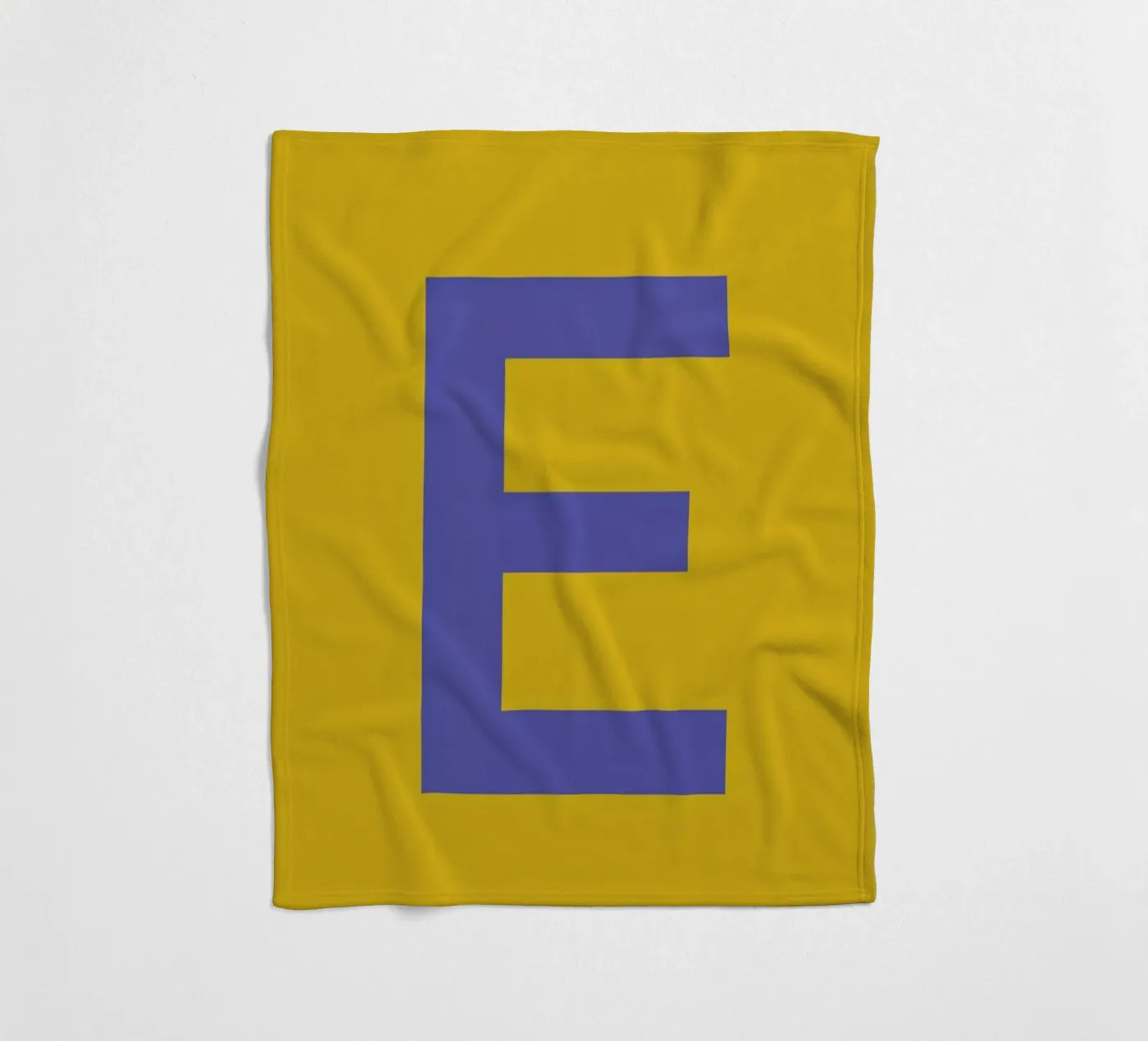 Yellow Letter E Fleecedecke von Studio One