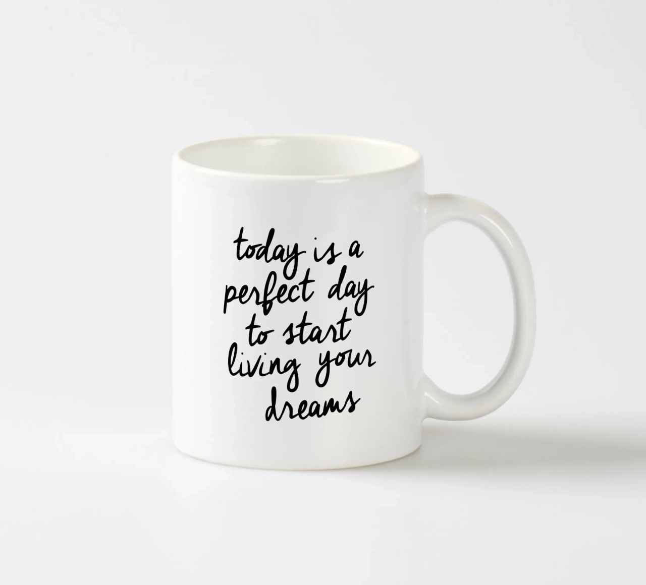 Oggi è un giorno perfetto per iniziare a vivere i propri sogni tazza in ceramica da THE MOTIVATED TYPE
