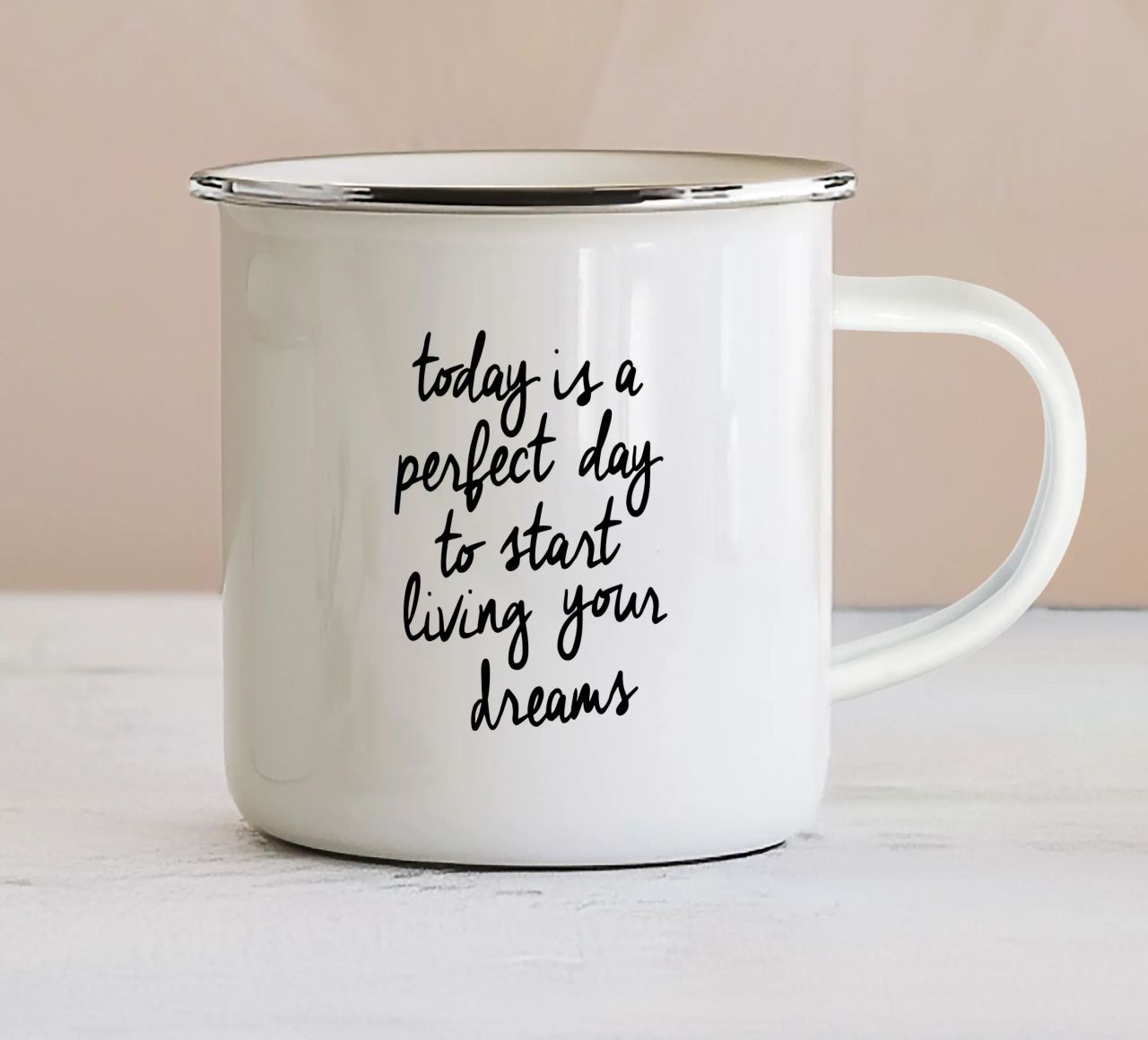Oggi è un giorno perfetto per iniziare a vivere i propri sogni tazza in smalto da THE MOTIVATED TYPE
