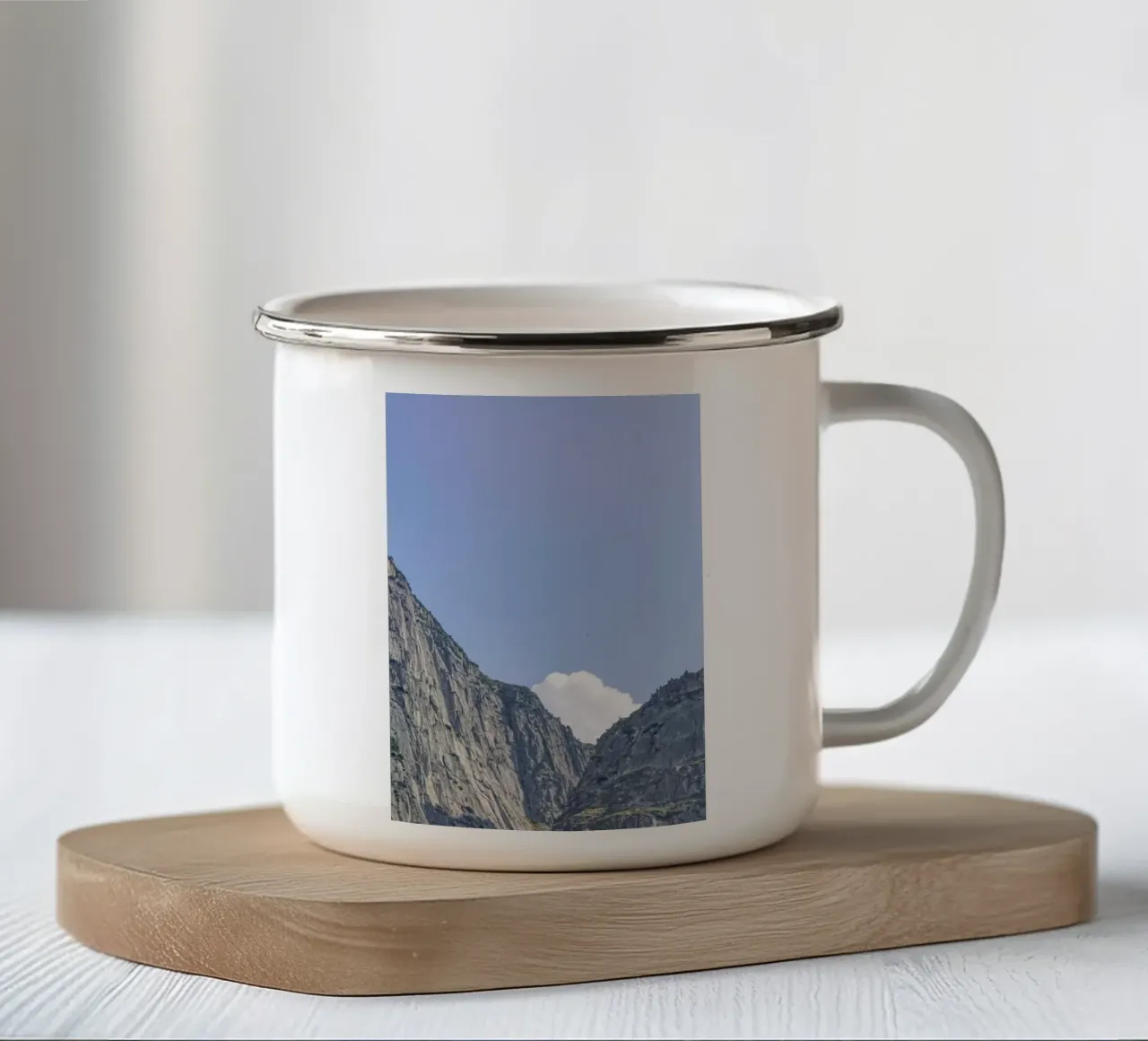 The White Cloud tazza in smalto da Nur Mut