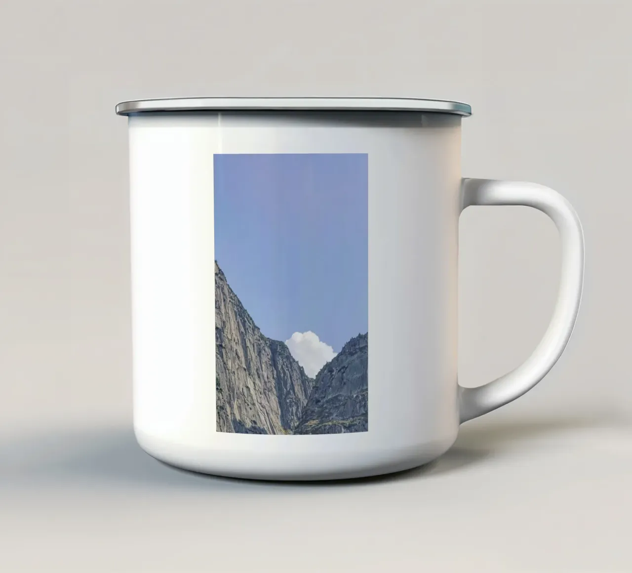 The White Cloud tazza in smalto da Nur Mut