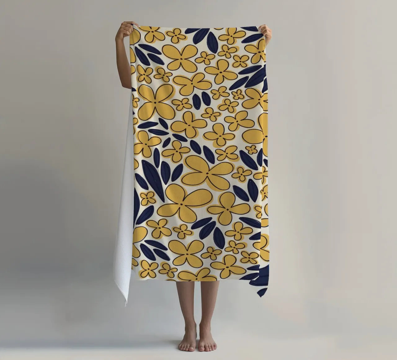Motif de fleur à quatre feuilles / Jaune et bleu serviette de plage de Alisa Galitsyna