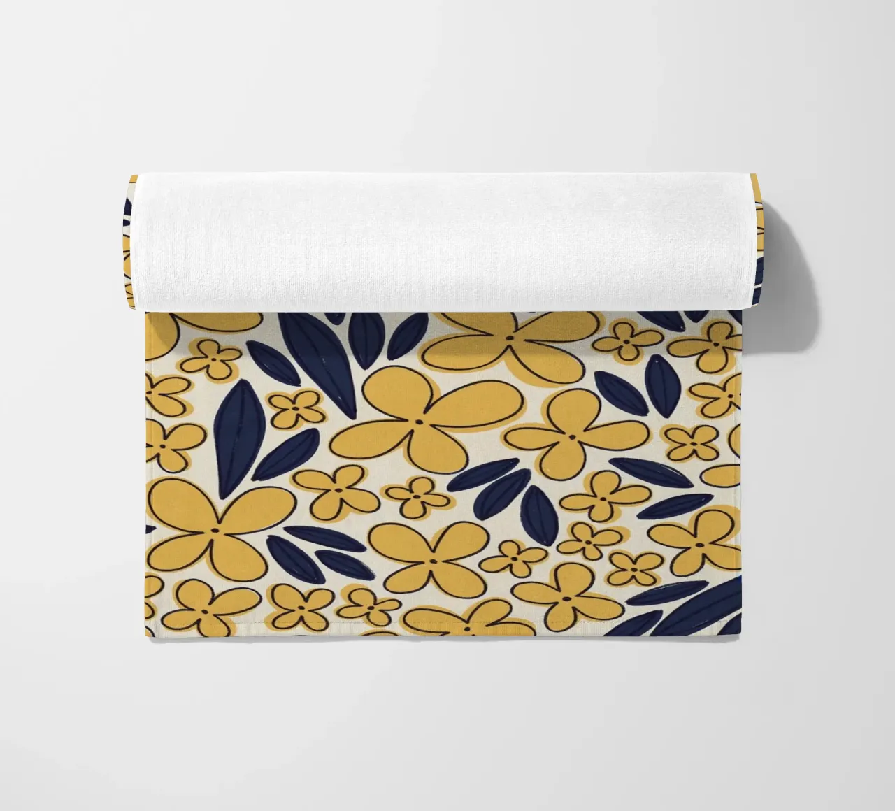 Motif de fleur à quatre feuilles / Jaune et bleu serviette de plage de Alisa Galitsyna