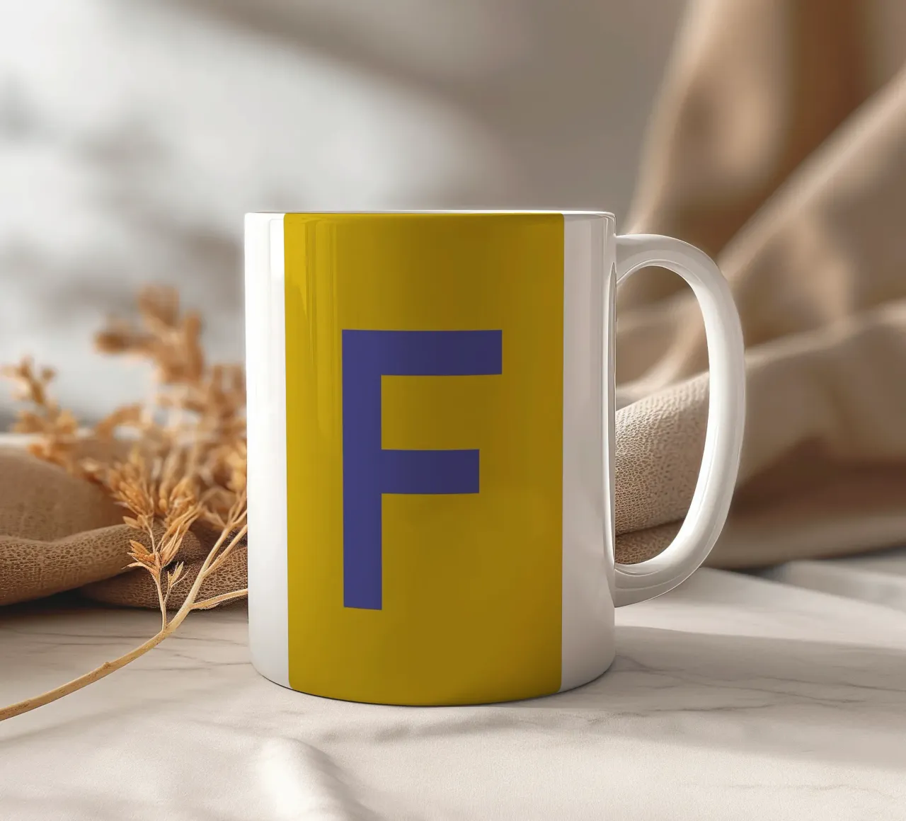 Yellow Letter F tazza in ceramica da Studio One
