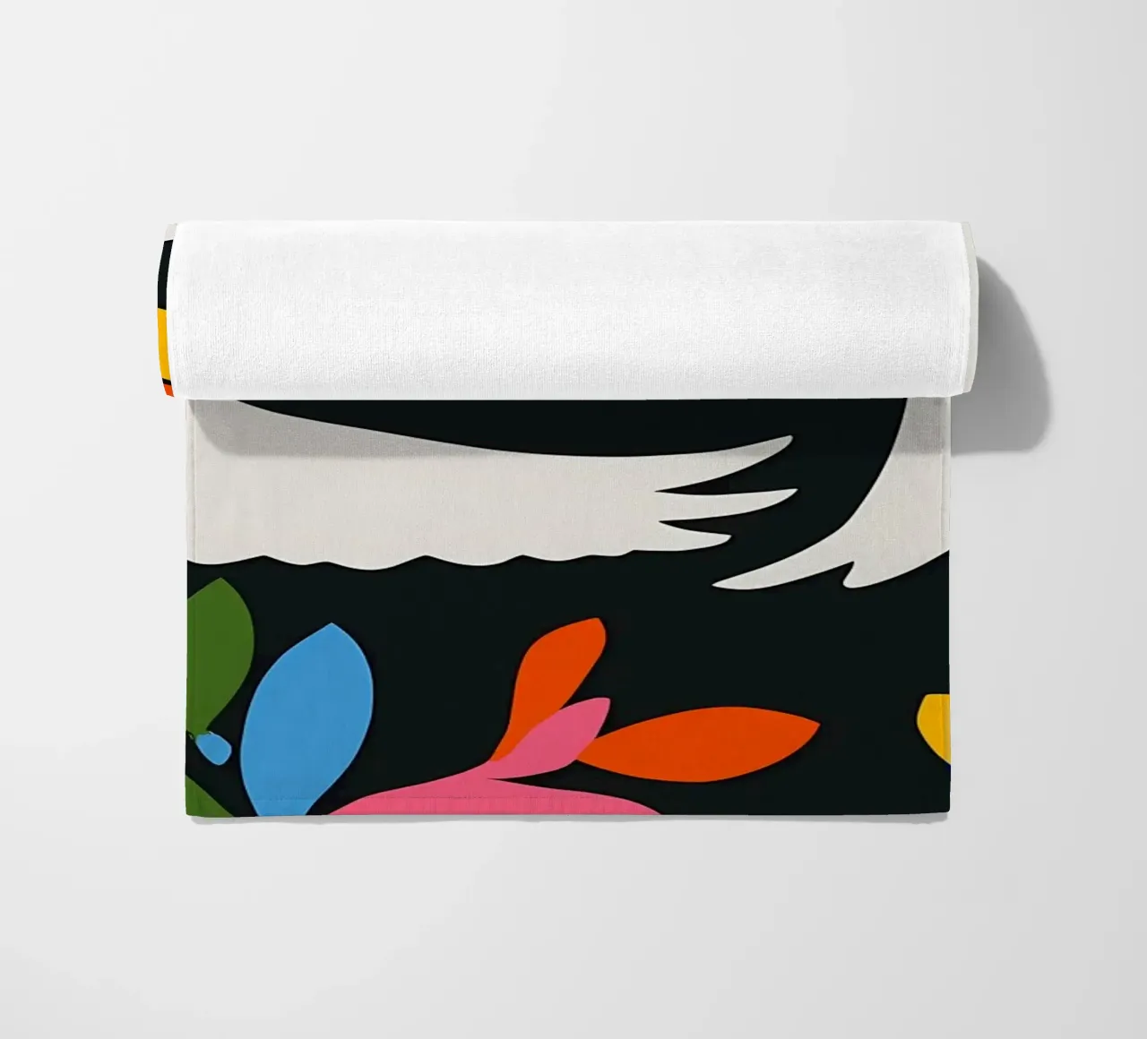 Minimal Twee witte duiven in de vlucht strandhanddoek van Karraker