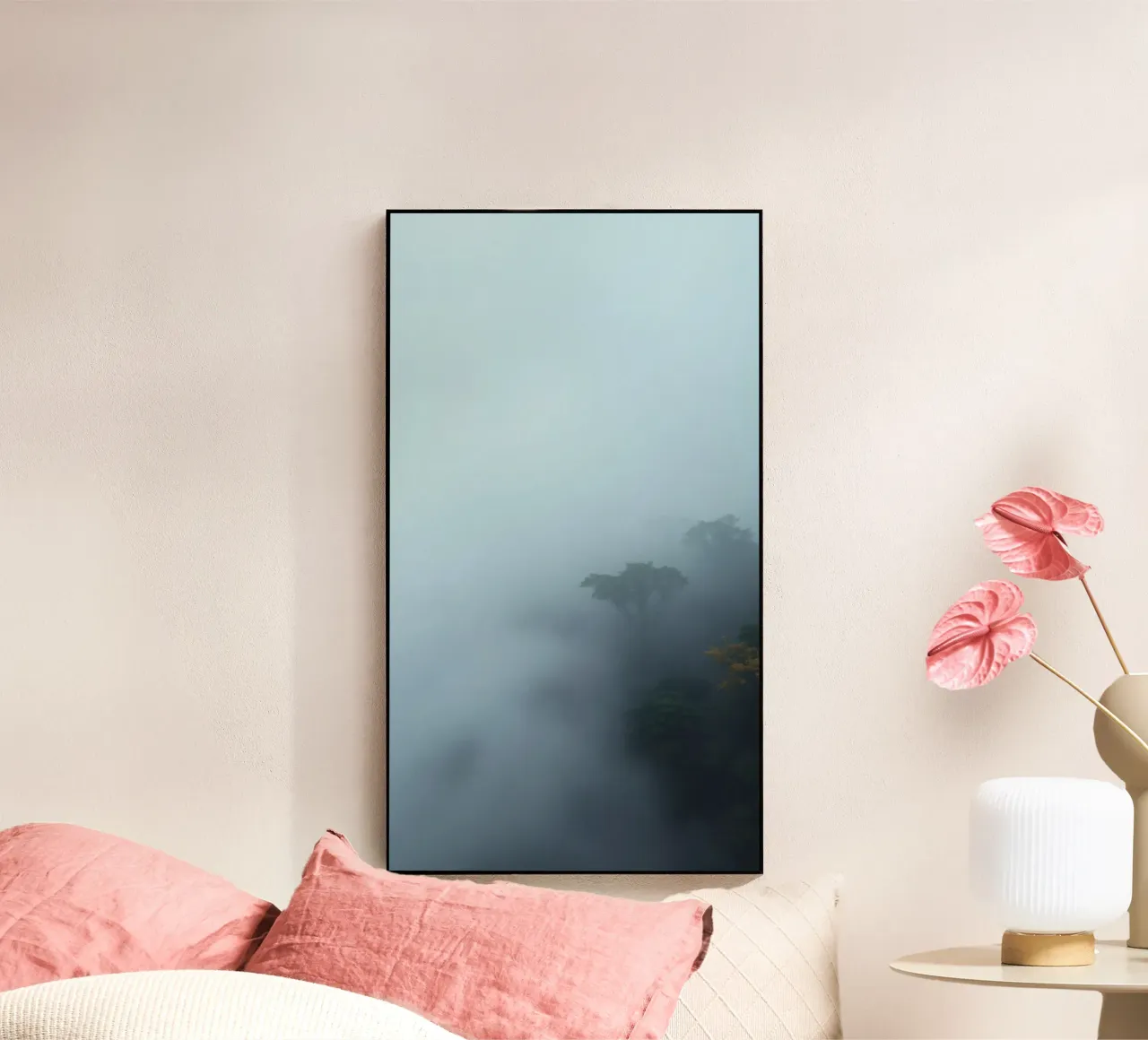 Paesaggio forestale nebbioso con alberi che emergono attraverso la nebbia plexiglass da DesignDoodle