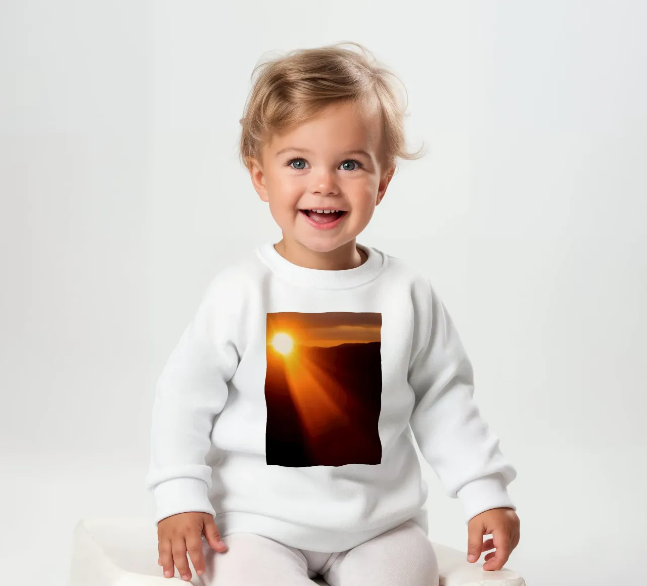Splendida alba che proietta una luce calda sulle colline felpa neonato da DesignDoodle