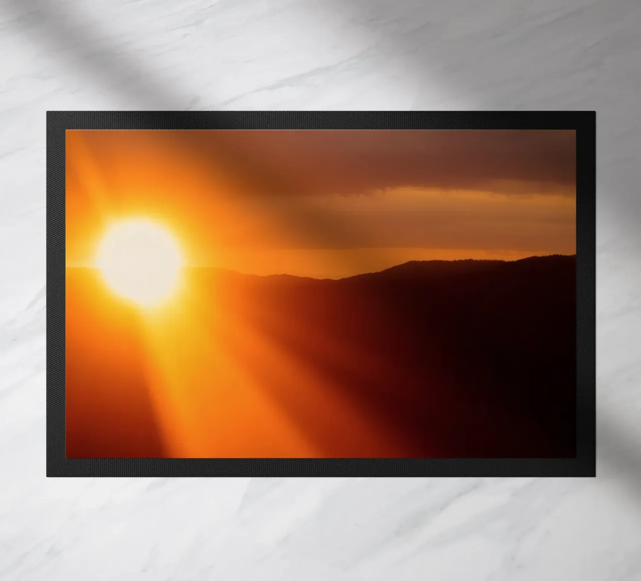 Splendida alba che proietta una luce calda sulle colline zerbino da DesignDoodle