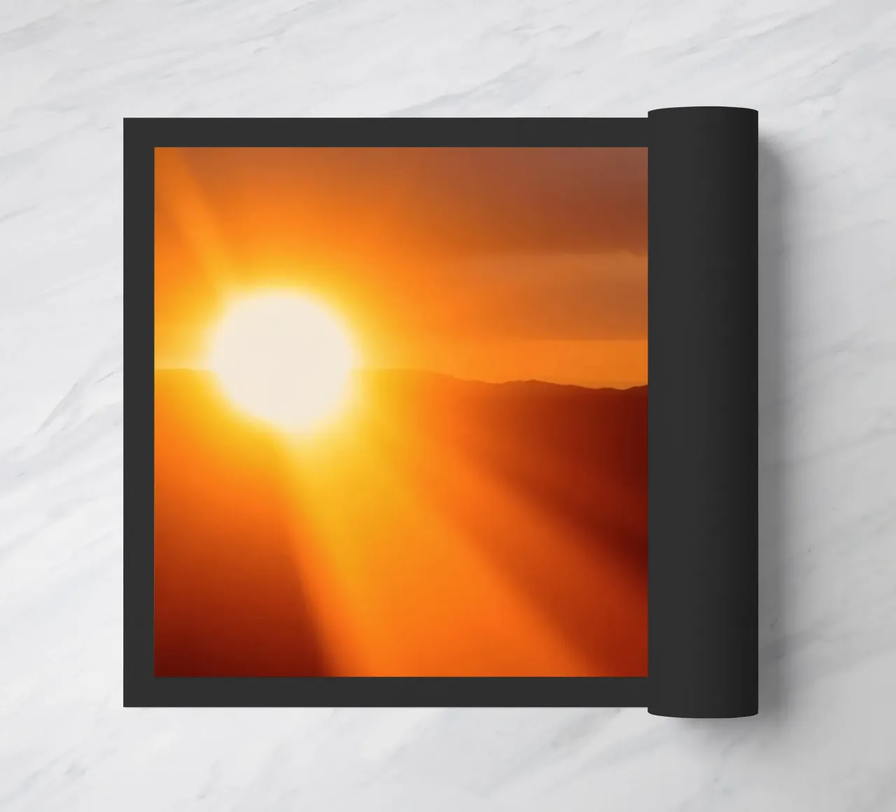 Splendida alba che proietta una luce calda sulle colline zerbino da DesignDoodle
