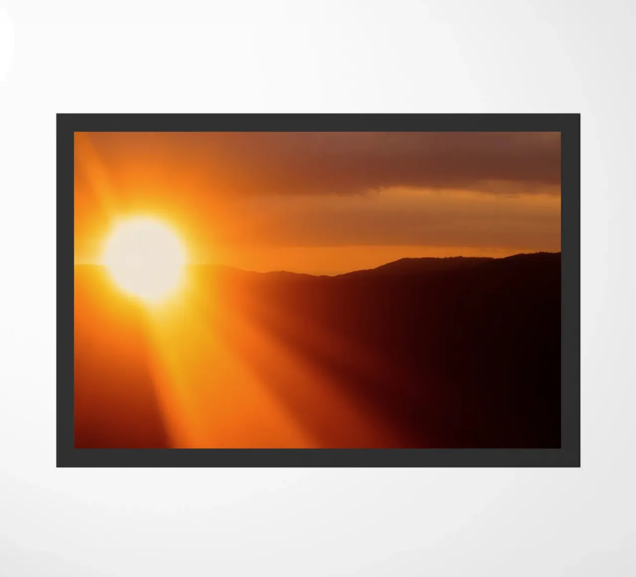 Splendida alba che proietta una luce calda sulle colline zerbino da DesignDoodle