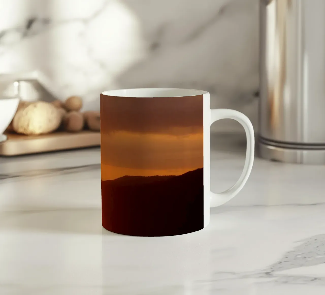 Splendida alba che proietta una luce calda sulle colline tazza in ceramica da DesignDoodle