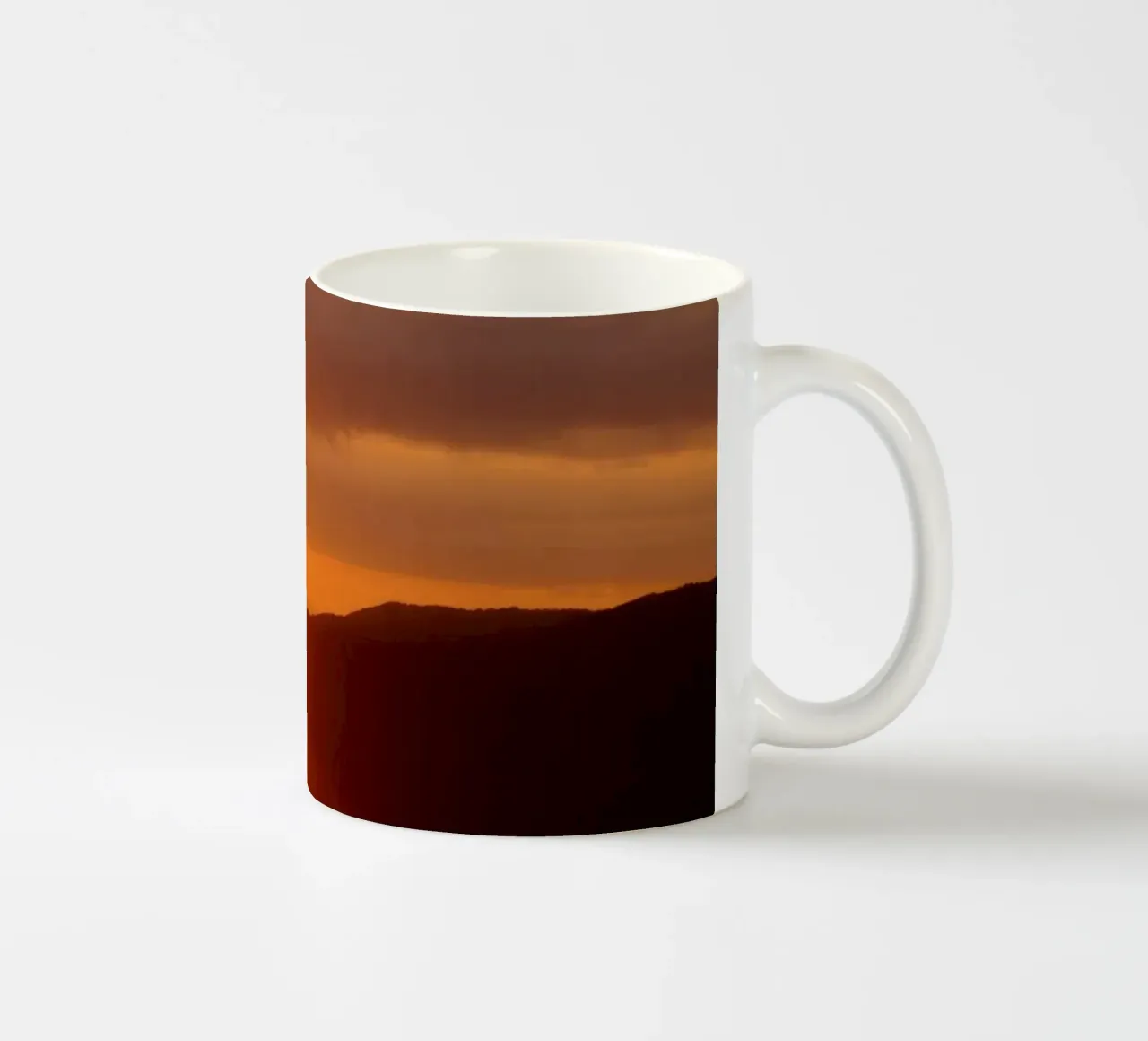 Splendida alba che proietta una luce calda sulle colline tazza in ceramica da DesignDoodle