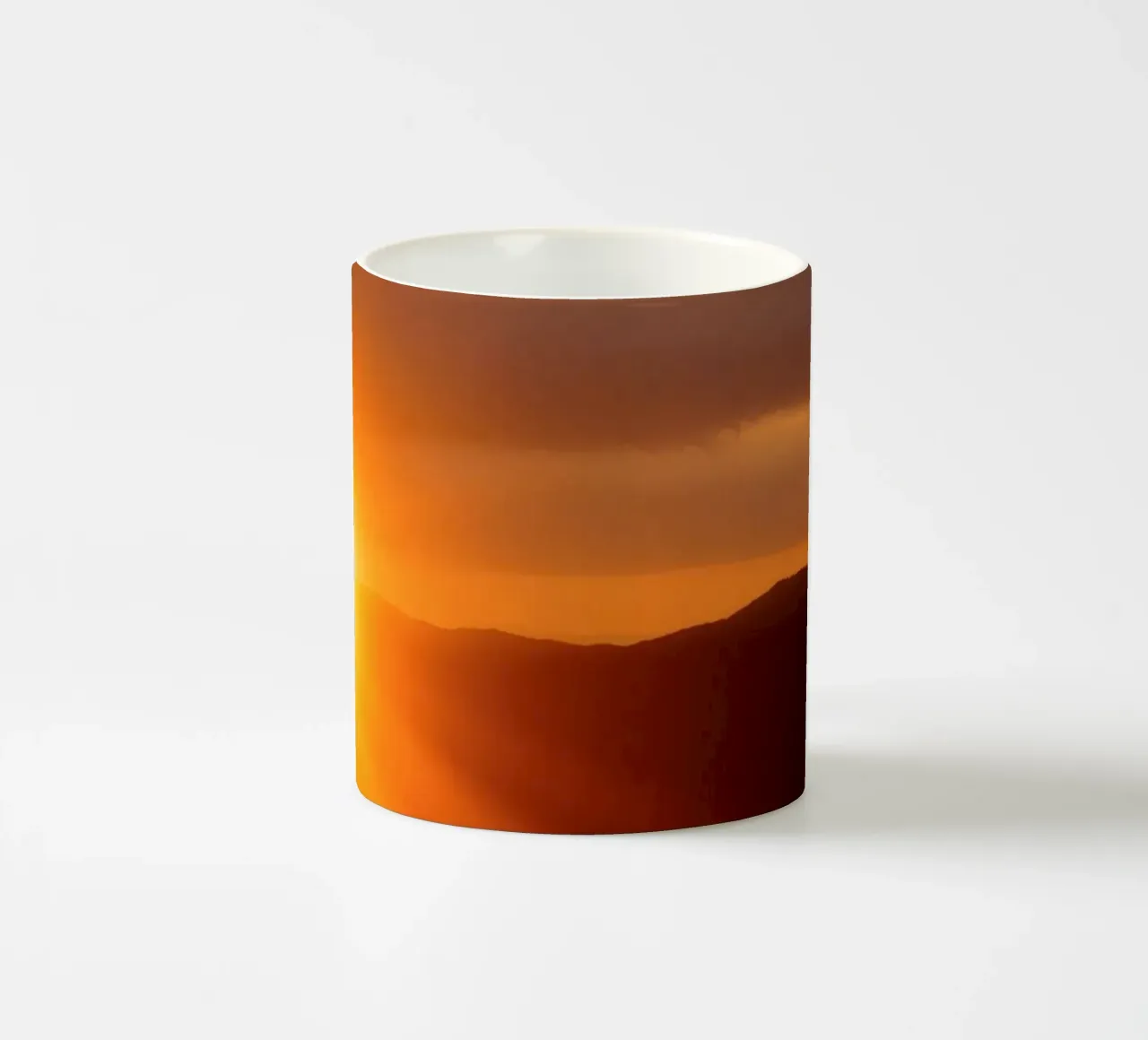 Splendida alba che proietta una luce calda sulle colline tazza in ceramica da DesignDoodle