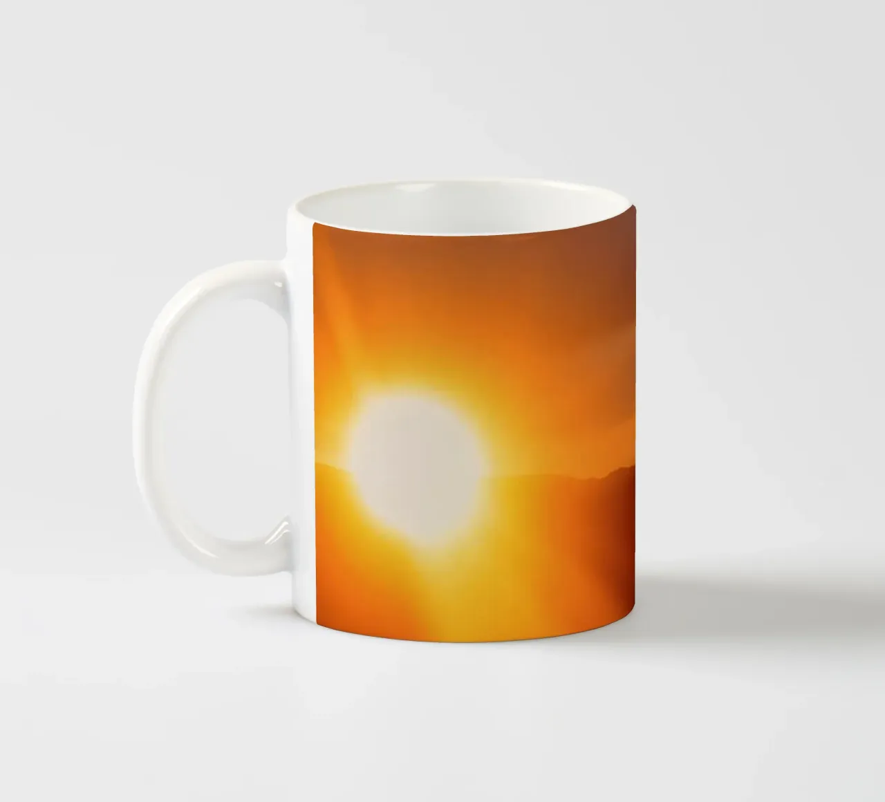 Splendida alba che proietta una luce calda sulle colline tazza in ceramica da DesignDoodle